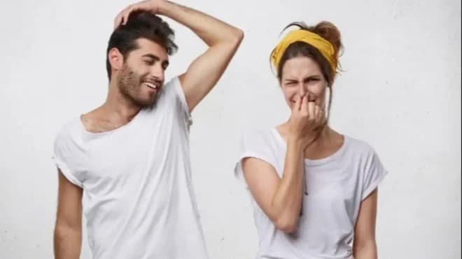 Imagen de la noticia: Dile adiós a las manchas de desodorante en tus camisas con estos trucos caseros