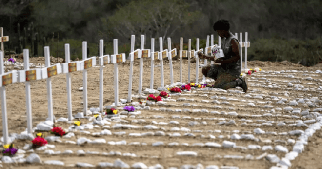 Imagen de la noticia: Más de 150 cuerpos sin identificar fueron enterrados en el cementerio La Esperanza de Catia La Mar tras los terremotos