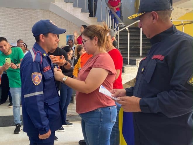 Imagen de la noticia: Alcaldesa Liz Piña reconoce labor de Protección Civil y Bomberos de Santa Rita en el doblete sísmico de La Guaira